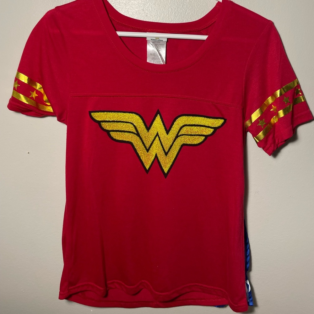 Used once Wonder Woman t-shirt with attachable cape